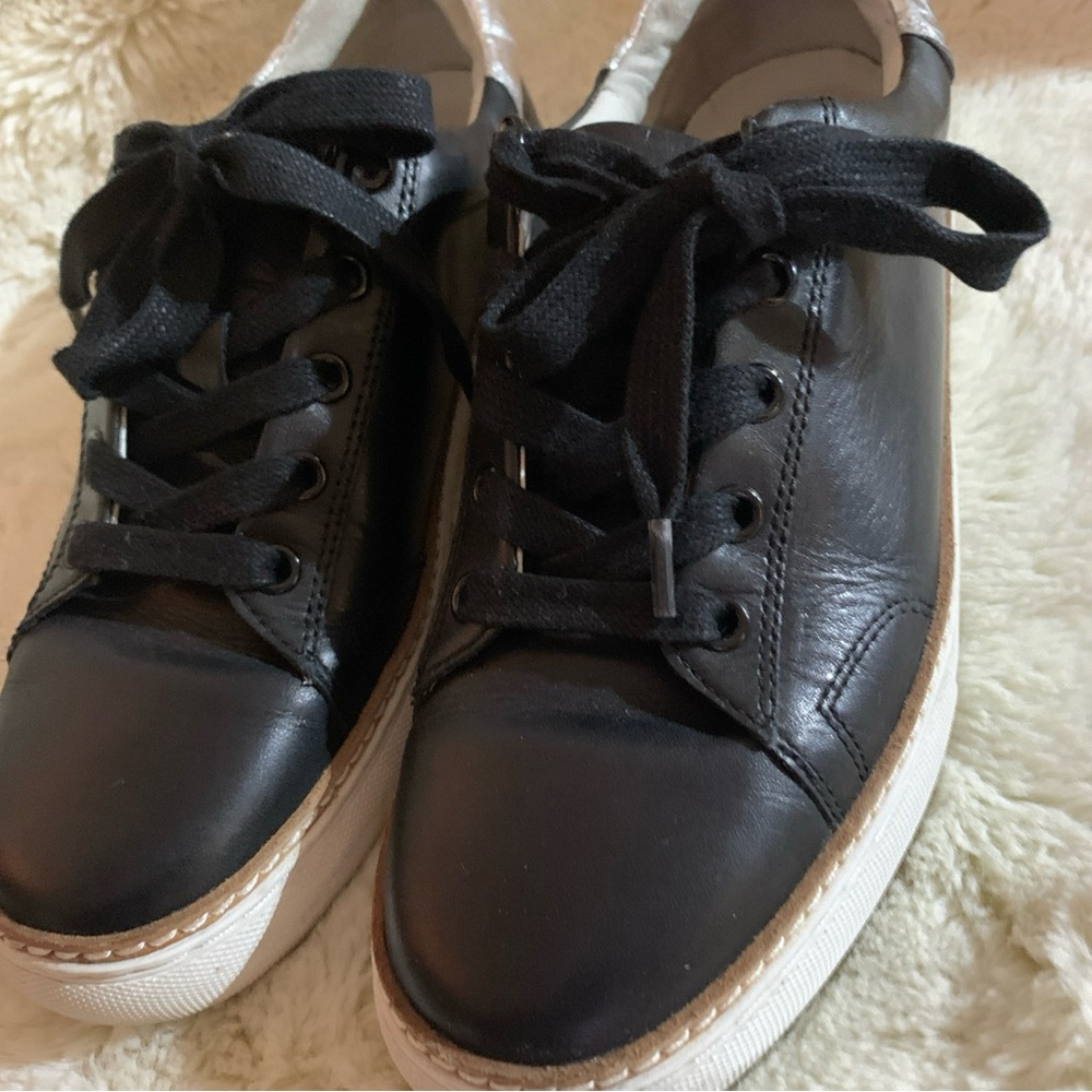 Johnston & Murphy Black and White TruFoam Shoes